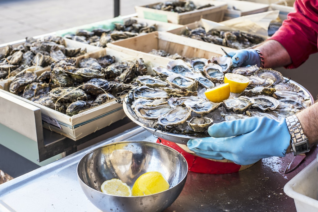 oysters on the streets of Bordeaux